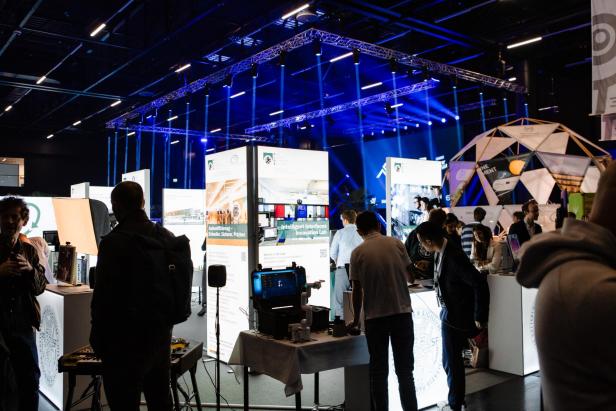 Die Expo, blaue Lichter und Austeller: SALZ 2026 bringt Innovation, Start-ups und Investoren nach Salzburg