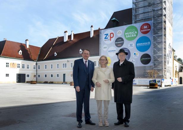 Johanna Mikl-Leitner, Matthias Stadler und Alois Schwarz stehen vor dem eingerüsteten St. Pöltner Dom, dessen nächste Renovierungsphase beschlossen wurde.