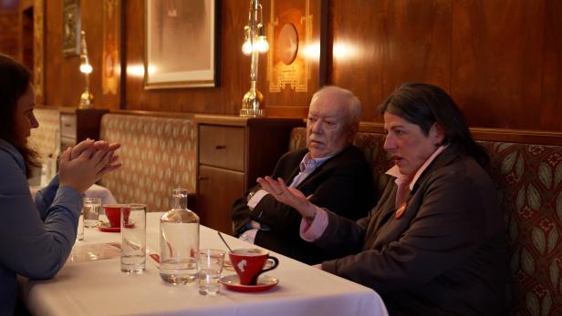 Michael Häupl und Tanja Wehsely sitzen im Cafe Landtmann am Tisch.