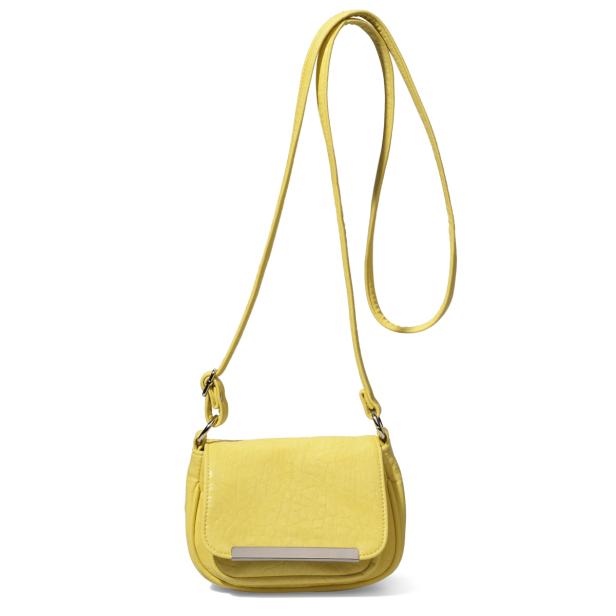 Eine gelbe Handtasche mit einem langen Riemen hängt vor einem weißen Hintergrund.