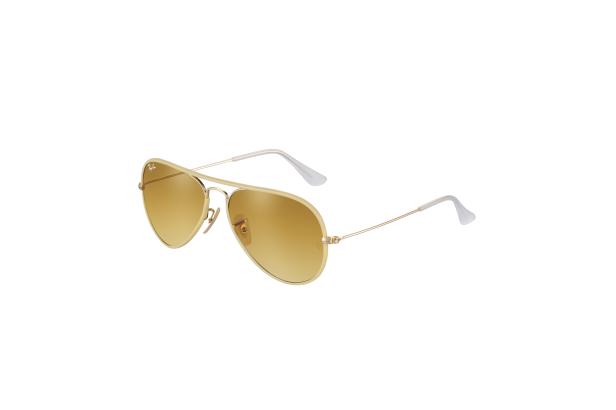 Eine goldene Ray-Ban-Sonnenbrille mit gelb getönten Gläsern.