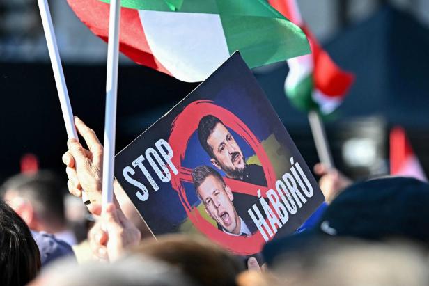 Schilder auf der Wahlveranstaltung Orbáns.