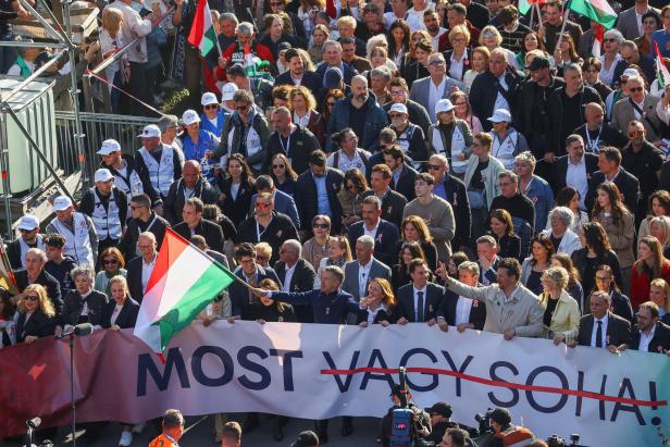 Péter Magyar zog ebenso mit hunderttausend Anhängern durch Budapest.