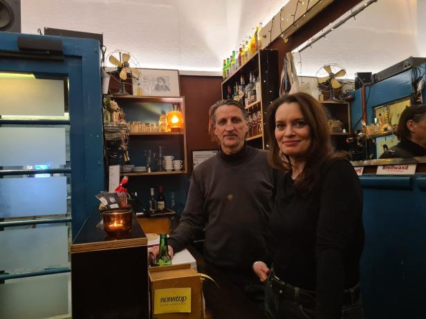 Ein Mann und eine Frau stehen im Gebäude der Breitenseer Lichtspiele.