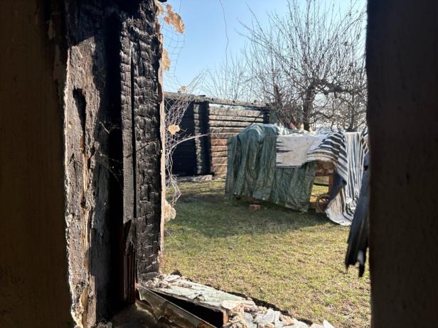 Eine Aufnahme vom Fenster des ausgebrannten Gebäudes nach draußen.