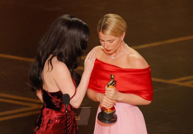 Jessie Buckley und Laudatorin Mickey Madison in einem Moment der Innigkeit auf der Bühne.