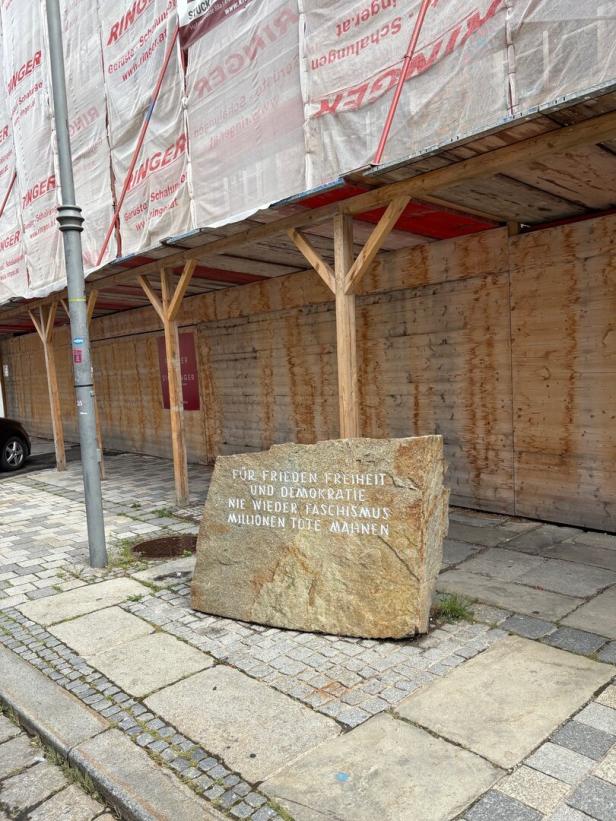 Gedenktafel vor einer Baustelle