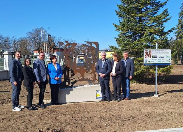 Organisatoren und Gäste bei der Enthüllung 