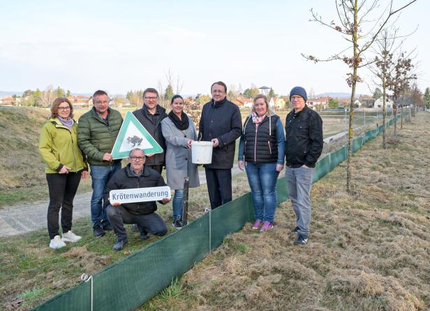 versammelte Menschen bei einem Schutzzaun