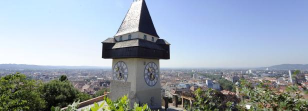 Der Grazer Uhrturm mit Blick über die Stadt Graz.