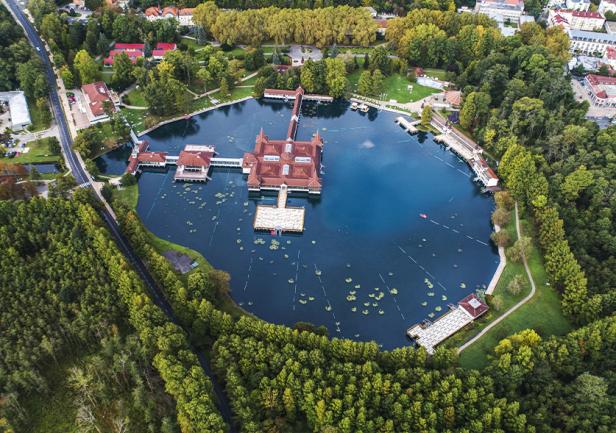 Luftaufnahme von einem Resort umringt von einem Thermalsee in Ungarn