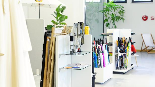 Moderner Showroom mit Schirmen 