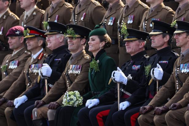 Prinzessin Kate inmitten der Irish Guards.