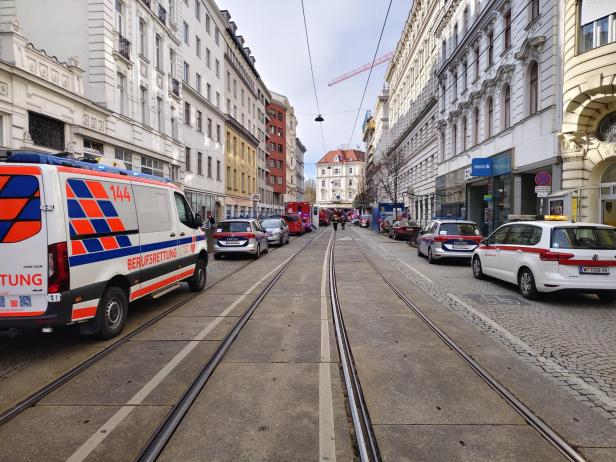 Ein Großaufgebot von Rettung, Feuerwehr und Polizei ist vor Ort.