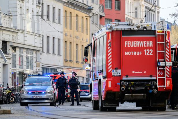 BAUGERÜST IN WIEN-ALSERGRUND EINGESTÜRZT - MANN IN LEBENSGEFAHR