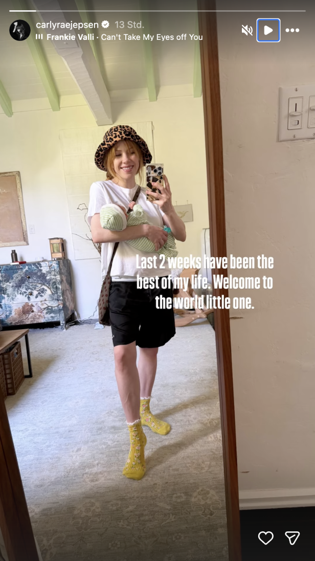 Carly Rae Jepsen lächelnd mit Baby auf dem Arm