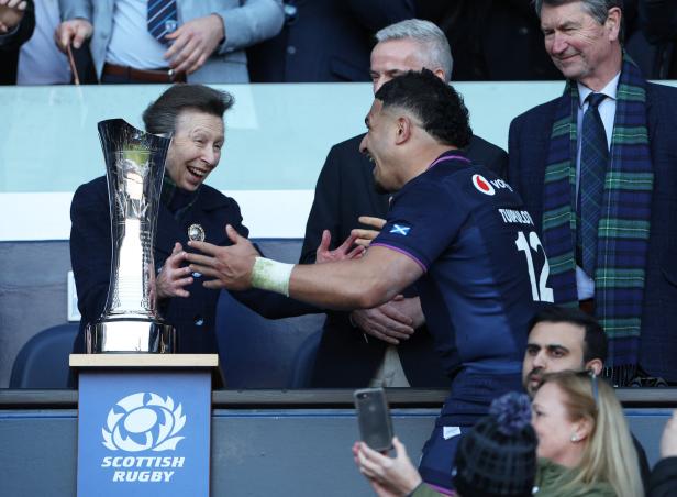 Prinzessin Anne gratuliert Rugby-Spieler Sione Tuipulotu neben einer Scottish-Rugby-Trophäe.