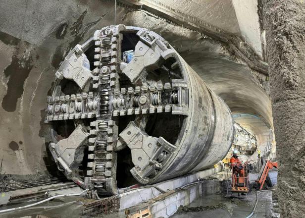 WIEN: TUNNELVORTRIEBSMASCHINE "DEBOHRA" HAT STATION PILGRAMGASSE ERREICHT
