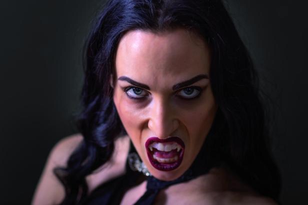 Anja Hrauda als Graf Dracula