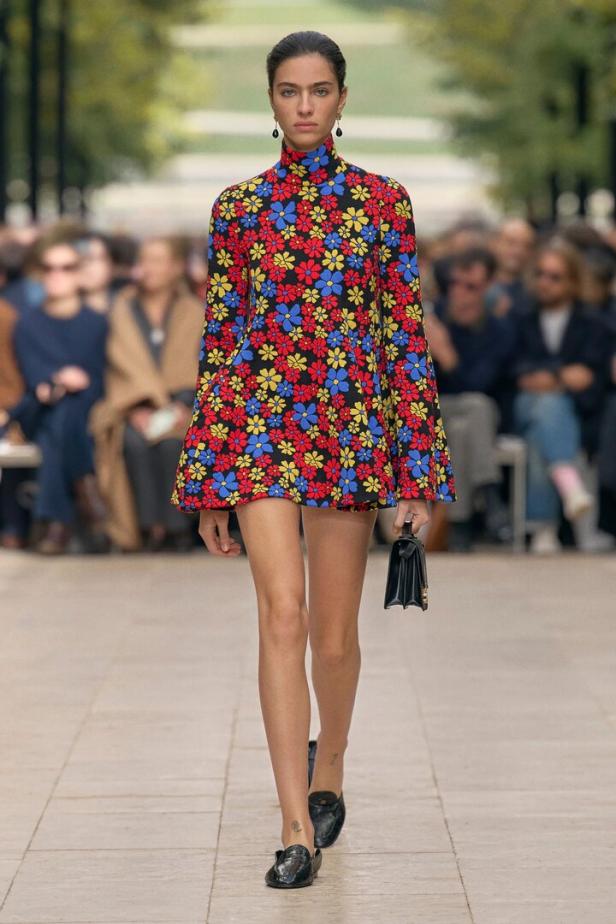 Frau am Laufsteg mit roten Blumenkleid