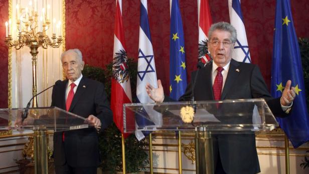 Shimon Peres und Heinz Fischer bei einer Pressekonferenz in Wien.