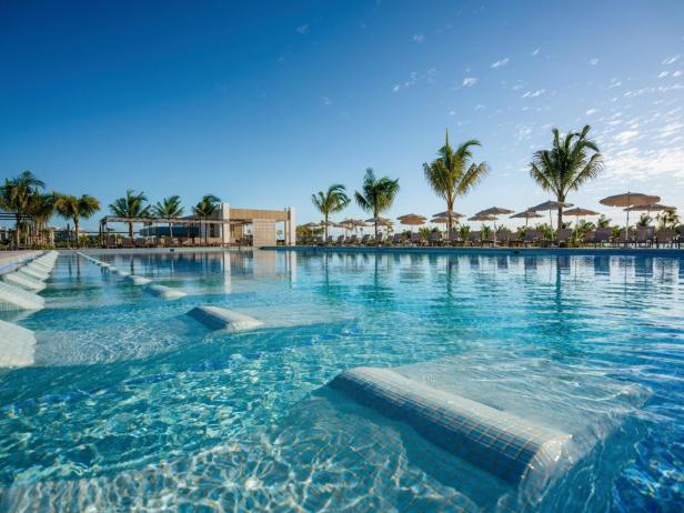 Eine luxuriöse Poollandschaft 