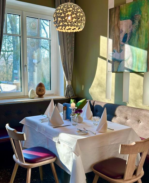 Ein schön gedeckter Tisch im Goldenen Bründl. Die Sonne wirft Schatten. 