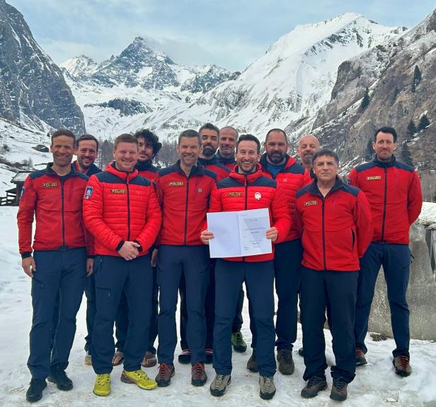 Die Teilnehmer aus NÖ. Marc Digruber mit dem Diplom und Abzeichen.