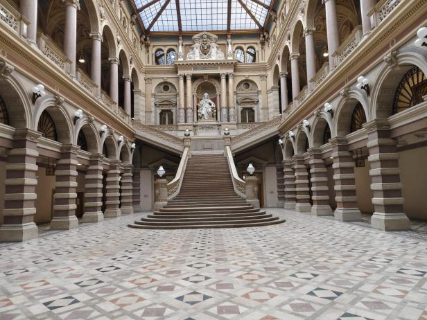 Das prunkvolle Foyer des Justizpalasts in Wien, in dem der Rechtsstreit um das Wohnrecht von Simone Lugner verhandelt wird.