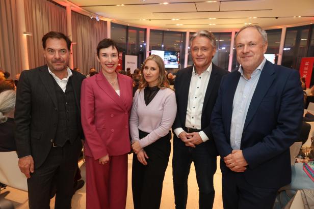 Fünf Personen stehen nebeneinander bei einer Diskussionsveranstaltung im Saal.