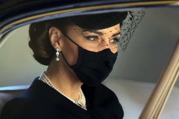 Prinzessin Kate in Schwarz mit schwarzem Mundschutz und Perlenschmuck am Tag von Prinz Philips Beerdigung