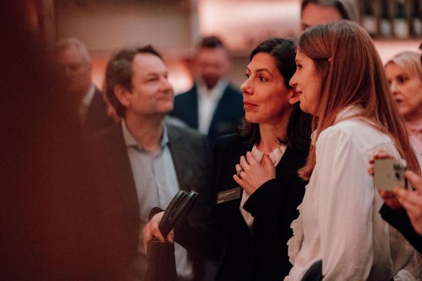 Gäste hören den Reden zu beim Kia-Event.