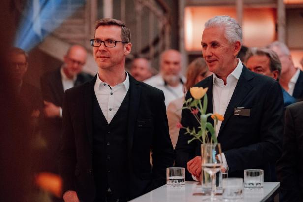 Gäste hören den Reden zu beim Kia-Event.