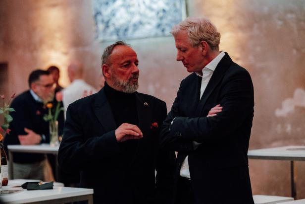 Gäste hören den Reden zu beim Kia-Event.