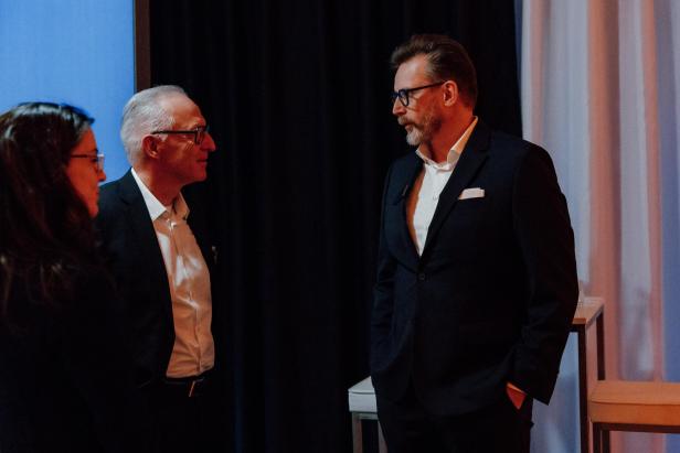 Gäste hören den Reden zu beim Kia-Event.