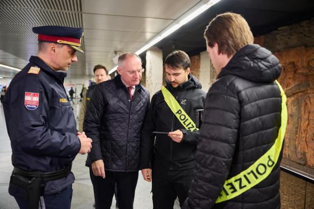 Innenminister Gerhard Karner bespricht sich mit Polizisten während einer fremdenpolizeilichen Kontrolle am Westbahnhof.