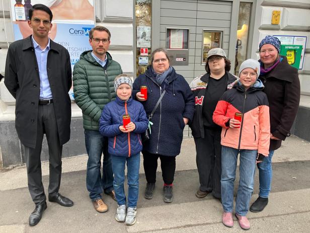 Auch eine Familie, die in der Nähe des Unglücksortes wohnt, nahm an der Gedenkveranstaltung teil. 