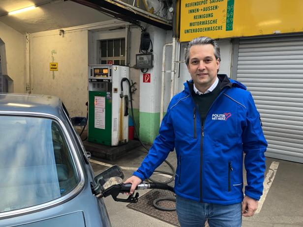 Wiener FPÖ-Chef Dominik Nepp nahm auch an der Tankaktion teil.