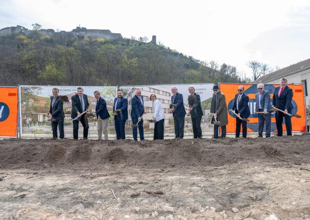 12 Personen bei einem Spatenstich