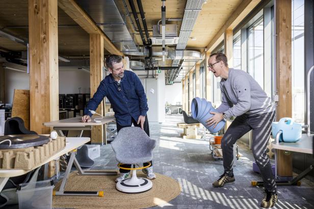 poptop-Schreibtisch mit Katapult