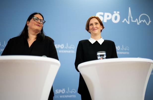 Kathrin Gaál und Elke Hanel-Torsch stehen vor Rednerpulten mit dem SPÖ-Logo im Hintergrund.