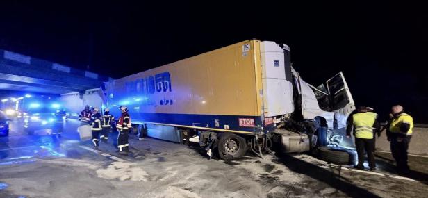 Völlig zerstörtes Zugfahrzeug