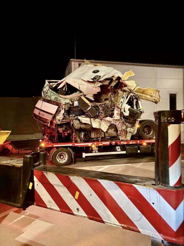 Zugfahrzeug wird abtransportiert