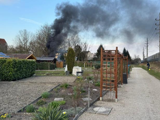 rauchwolke über Schrebergartensiedlung