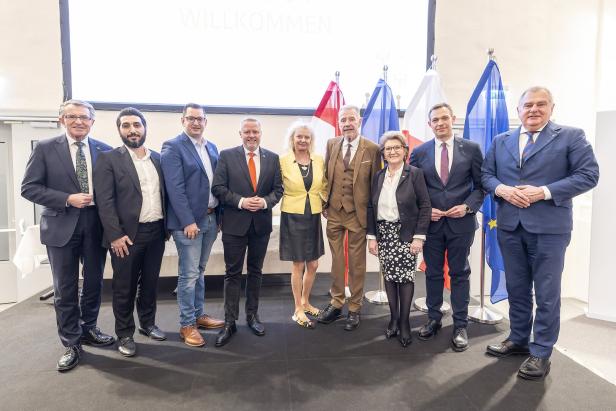 Die Stadtpolitiker mit Uta Weber-Grüner (mi.), die das Ehrenzeichen erhielt