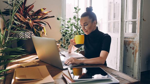 Frau am Laptop studiert von zu Hause aus