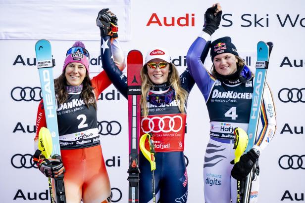 Mikaela Shiffrin gewann den letzten Slalom vor Wendy Holdener (li.) und Emma Aicher (re.) und baute den Vorsprung auf 85 Punkte aus