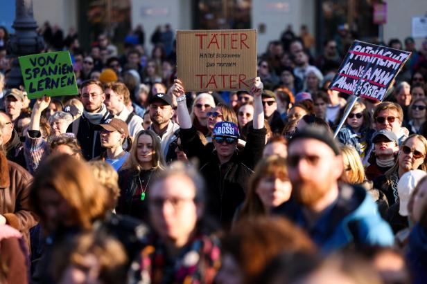 In Berlin protestieren Menschen gegen sexuelle Gewalt und zur Unterstützung der Schauspielerin Collien Fernandes.