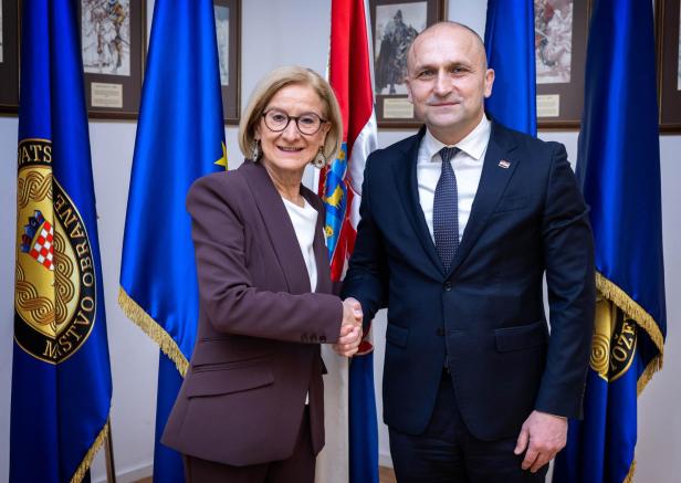 Landeshauptfrau Johanna Mikl-Leitner mit dem Verteidigungsminister von  Kroatien, Ivan Anušić beim Handschlag.