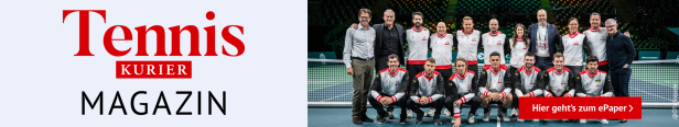 KURIER Tennis Magazin 2026: Tennisspieler posieren vor Tennisnetz.